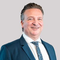 Ein Portraitbild von Lars Engel.